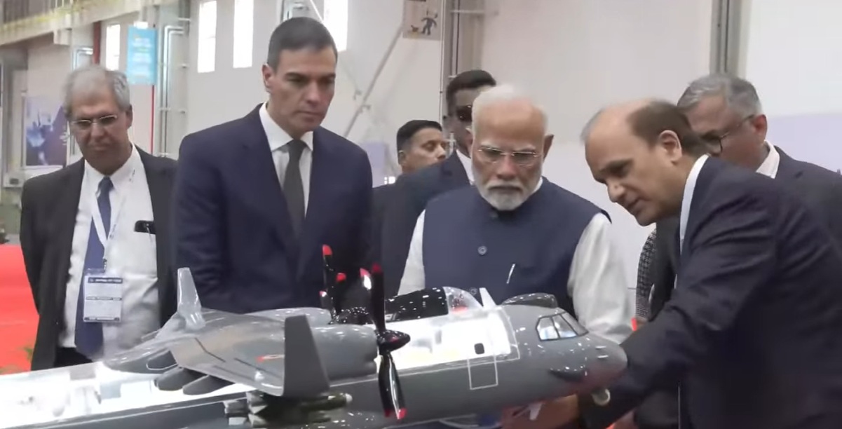 टाटा एयरक्राफ्ट कॉम्प्लेक्स में प्रदर्शनी देखते पीएम नरेन्द्र मोदी और स्पेन के राष्ट्रपति। टाटा एयरक्राफ्ट कॉम्प्लेक्स में प्रदर्शनी देखते पीएम नरेन्द्र मोदी और स्पेन के राष्ट्रपति।