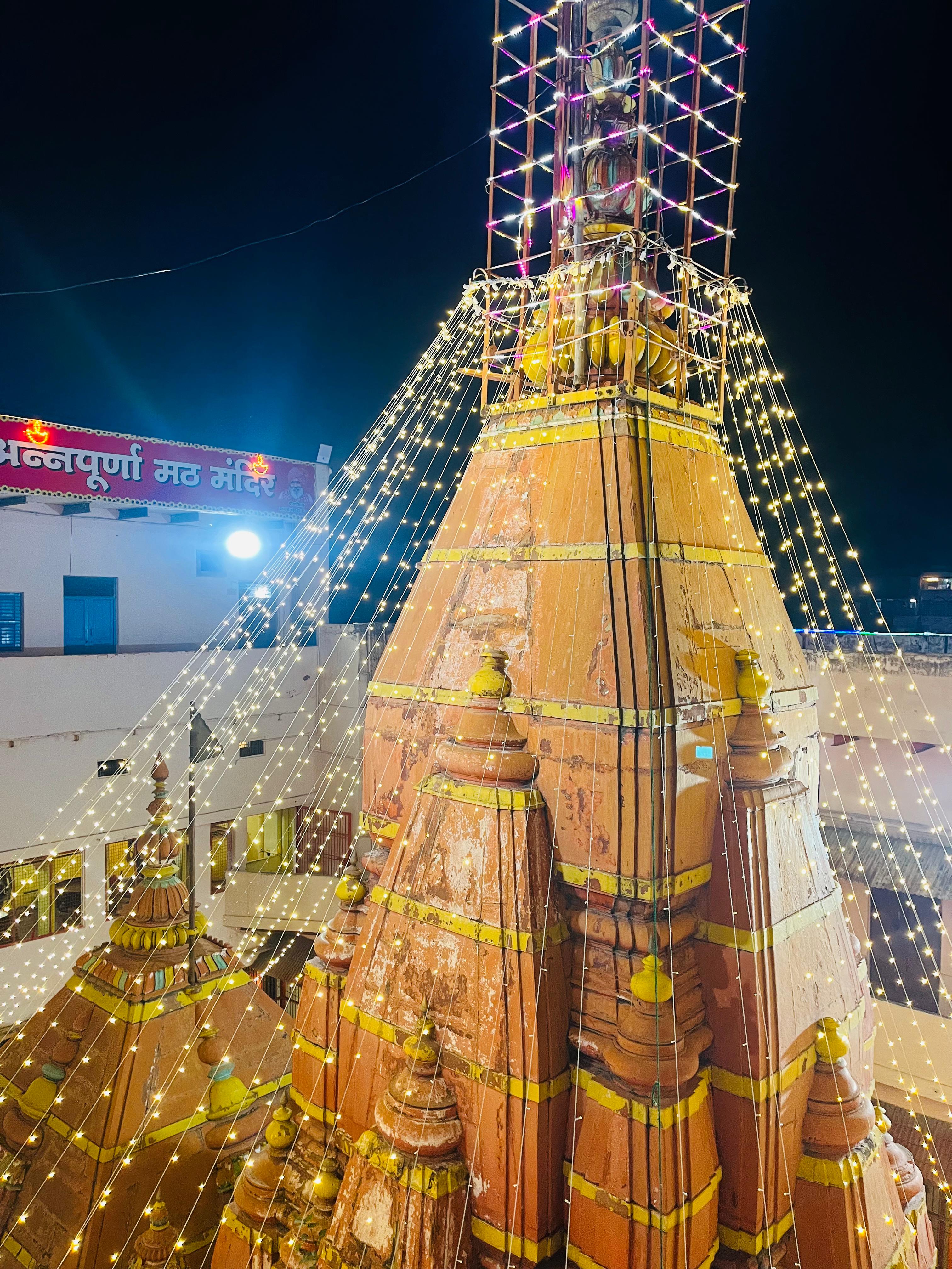 माता अन्नपूर्णा के स्वर्णमयी स्वरूप के दर्शन के लिए तैयारियां:: फोटो बच्चा गुप्ता माता अन्नपूर्णा के स्वर्णमयी स्वरूप के दर्शन के लिए तैयारियां:: फोटो बच्चा गुप्ता