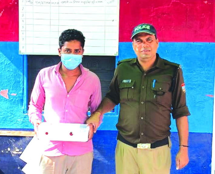 पुलिस गिरफ्त में आरोपित पुलिस गिरफ्त में आरोपित