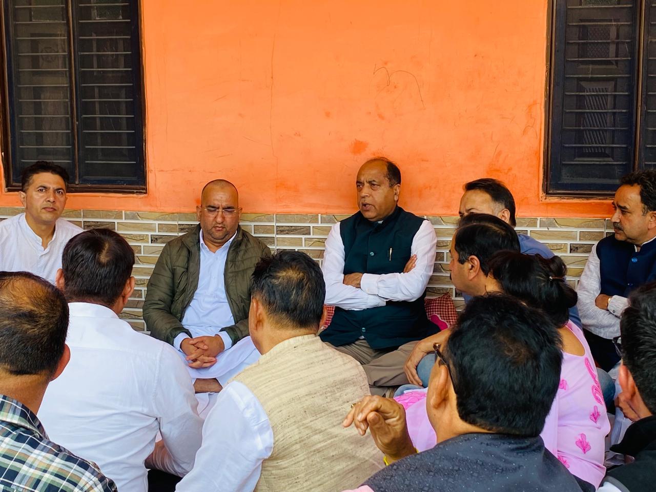 भाजपा के संगठन नेता पवन राणा के भाई के निधन पर शोक प्रकट करते हुए नेता प्रतिपक्ष जय राम ठाकुर व अन्य। भाजपा के संगठन नेता पवन राणा के भाई के निधन पर शोक प्रकट करते हुए नेता प्रतिपक्ष जय राम ठाकुर व अन्य।