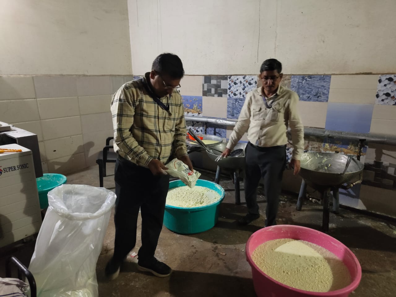 खाद्य सुरक्षा और स्वास्थ्य विभाग की कार्रवाई: मिलावटी मिल्क पाउडर से तैयार घोळ व मावा कराया नष्ट खाद्य सुरक्षा और स्वास्थ्य विभाग की कार्रवाई: मिलावटी मिल्क पाउडर से तैयार घोळ व मावा कराया नष्ट