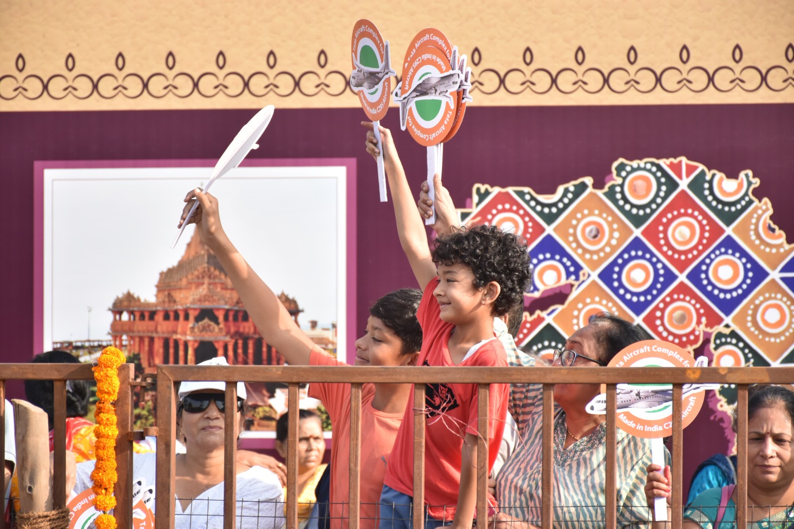 वडोदरा में भारतऔर स्पेन के पीएम के स्वागत के लिए सड़क किनारे खड़े लोग। वडोदरा में भारतऔर स्पेन के पीएम के स्वागत के लिए सड़क किनारे खड़े लोग।
