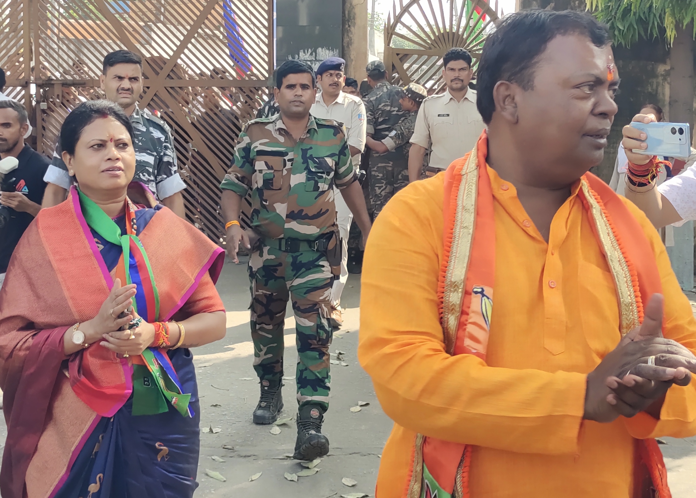 सांसद चंद्र प्रकाश चौधरी के साथ नामांकन करने जाती सुनीता चौधरी