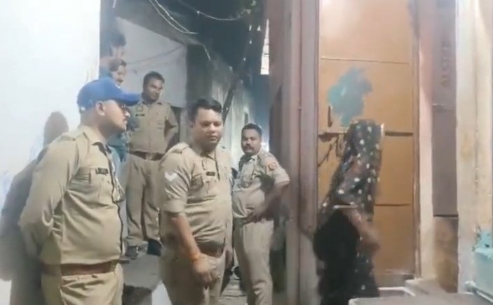 घटना स्थल पर आराेपी काे पकड़ने पहुंची पुलिस घटना स्थल पर आराेपी काे पकड़ने पहुंची पुलिस