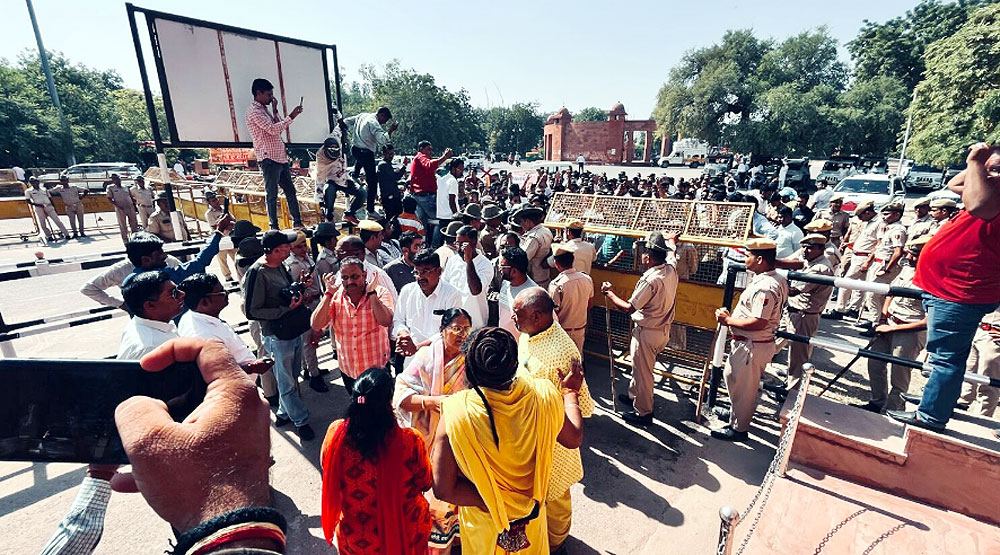 नहीं बनने देंगे उड़ता बीकानेर, कलेक्ट्रेट पर एकत्र हाेकर प्रबुद्धजनों ने निभाई अपनी भागीदारी नहीं बनने देंगे उड़ता बीकानेर, कलेक्ट्रेट पर एकत्र हाेकर प्रबुद्धजनों ने निभाई अपनी भागीदारी
