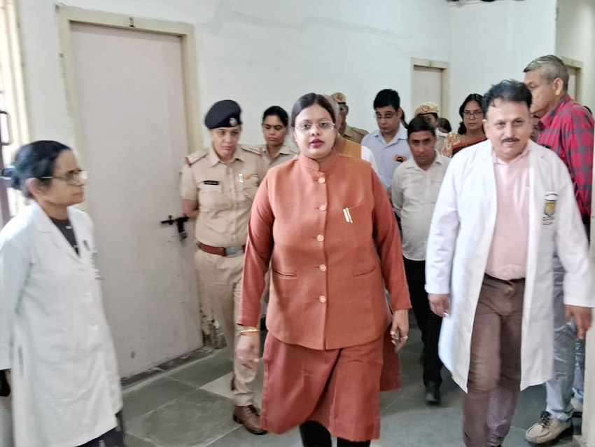 28 Snp-6     सोनीपत: हरियाणा राज्य महिला आयोग की वाईस         चेयरपर्सन सोनिया अग्रवाल बीपीएस महिला मेडिकल कॉलेज, खानपुर का निरीक्षण करते हुए।