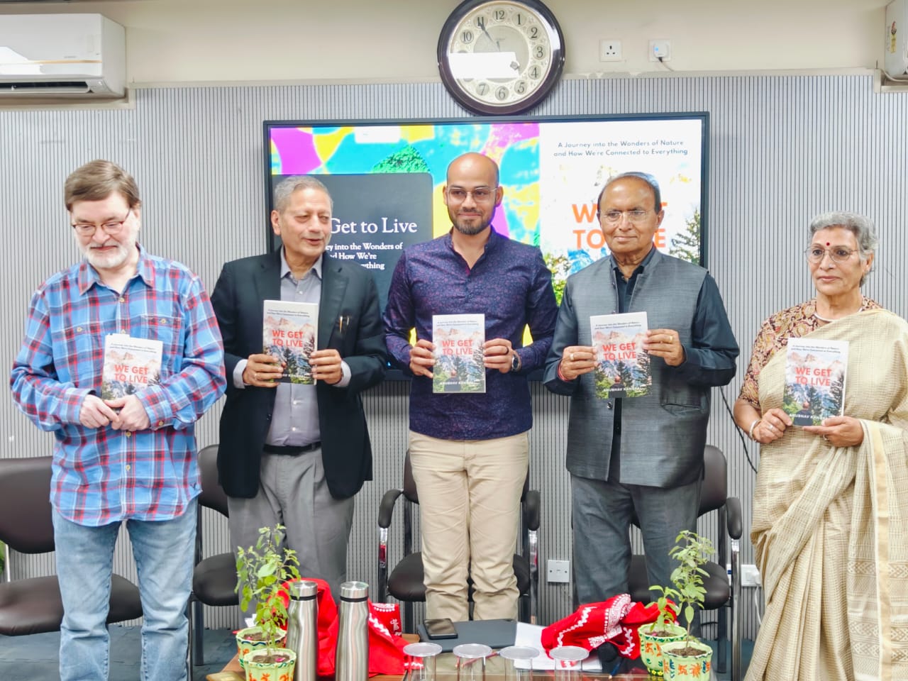 दून पुस्तकालय एवं शोध केंद्र में पुस्तक 'वी गेट टू लिव' का लाेकार्पण करते मंचासीन अतिथि। दून पुस्तकालय एवं शोध केंद्र में पुस्तक 'वी गेट टू लिव' का लाेकार्पण करते मंचासीन अतिथि।