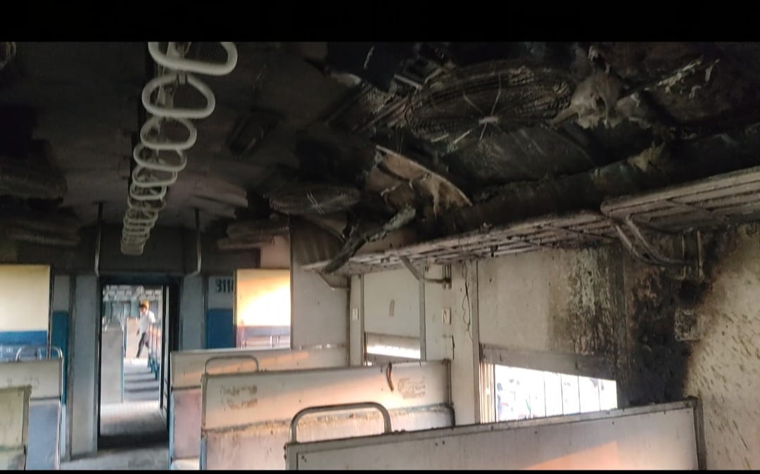 28 आरटीकेः4 सांपला के पास ट्रेन में हुए विस्फोट के बाद आग से क्षतिग्रस्त ट्रेन की बोगी