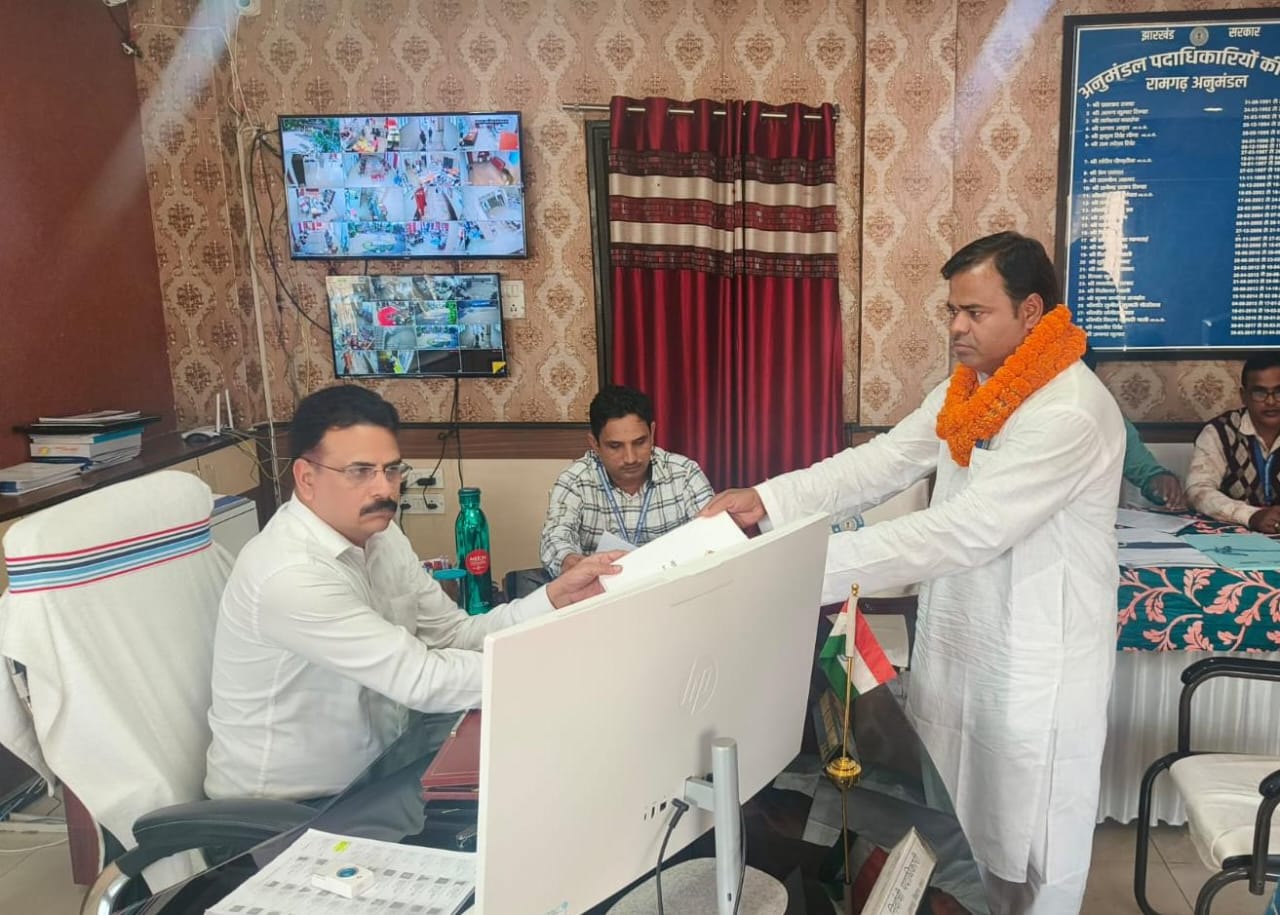 नामांकन करते उम्मीदवार नामांकन करते उम्मीदवार