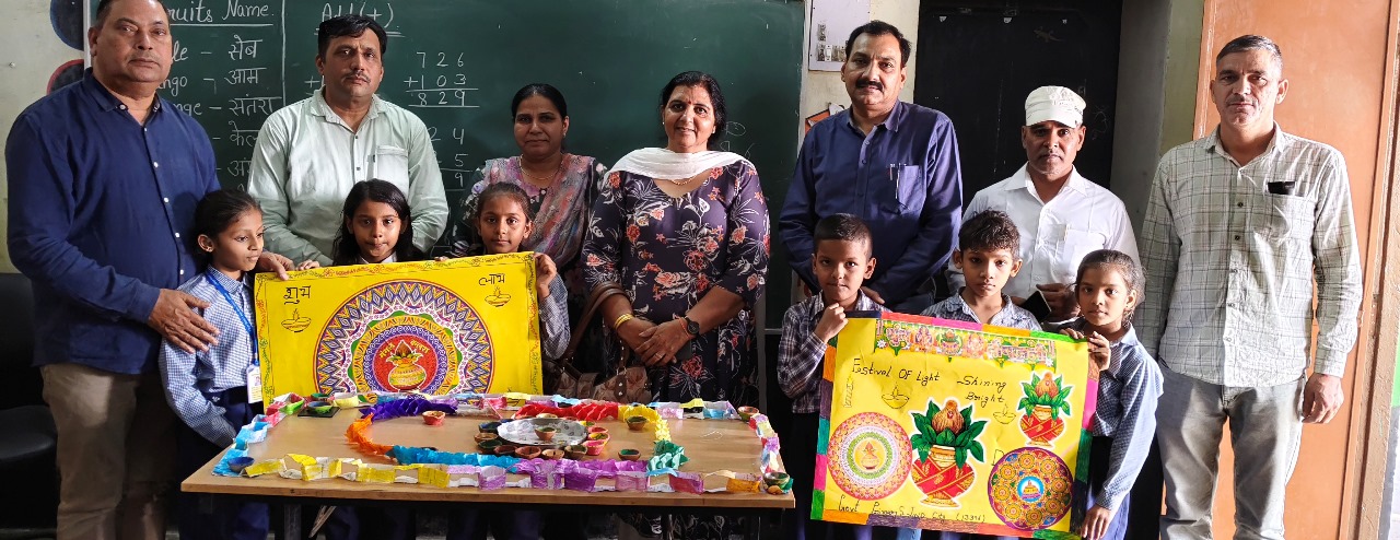 प्रदर्शनी का अवलोकन करते जिला मौलिक शिक्षा अधिकारी