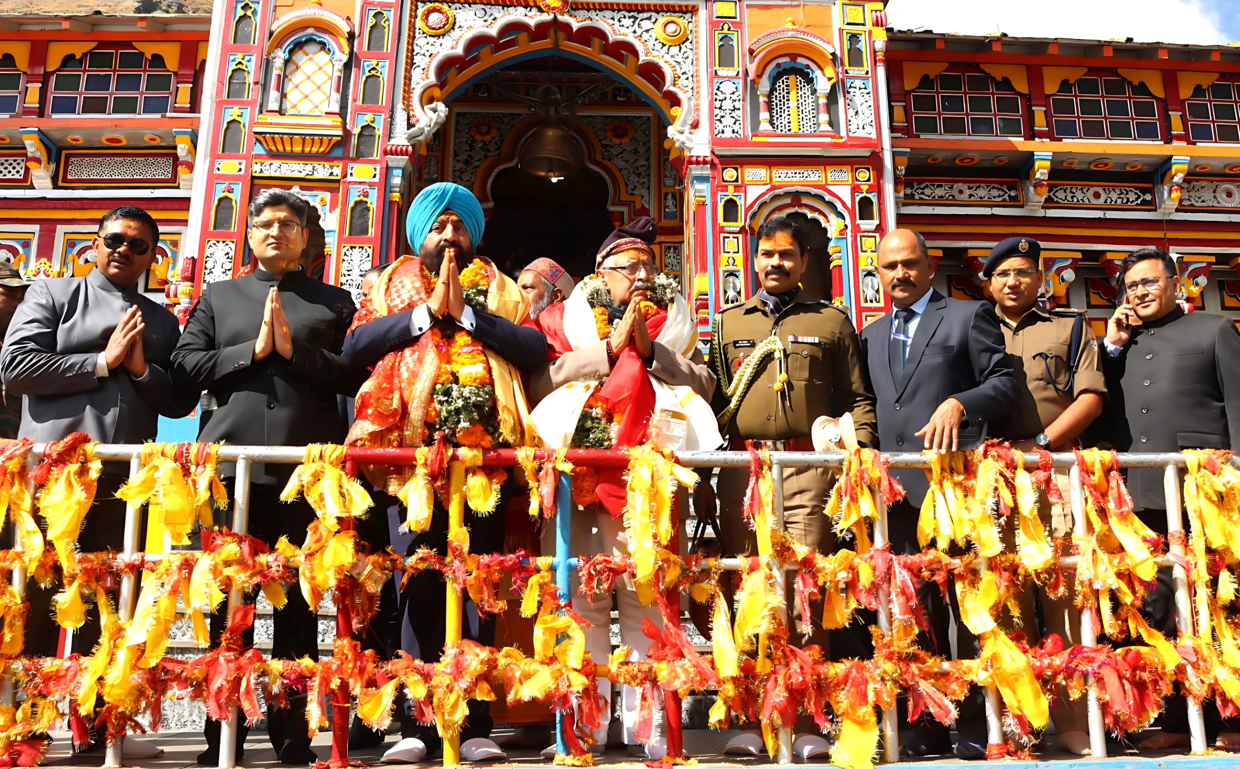 बदरीनाथ धाम में राज्यपाल लेफ्टिनेंट जनरल गुरमीत सिंह (सेनि) व अन्य।