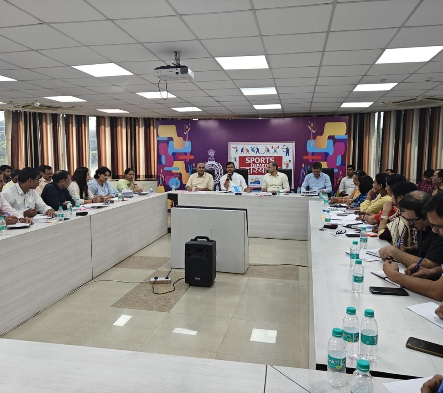 हरियाणा के खेल राज्य मंत्री गाैरव गाैतम विभागीय अधिकारियाें की बैठक लेते हुए