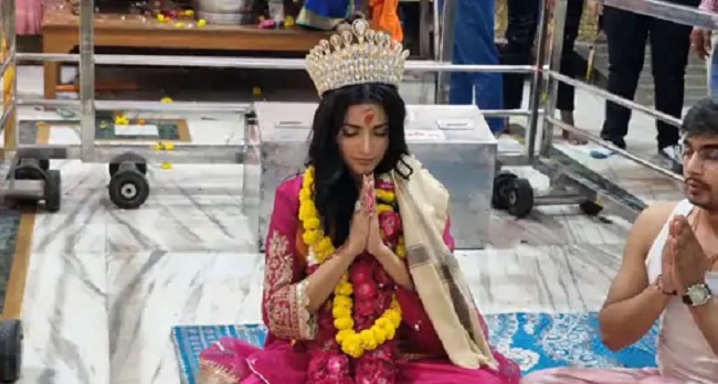 मिस इंडिया ने ताज पहनकर किए महाकाल के दर्शन मिस इंडिया ने ताज पहनकर किए महाकाल के दर्शन