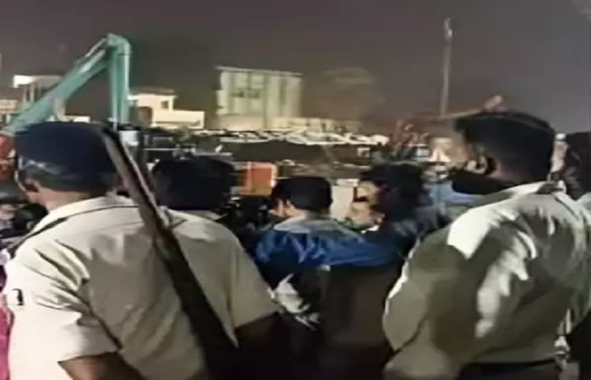 पटना मेट्रो में हादसे के बाद घटनास्थल पर खड़ी पुलिस पटना मेट्रो में हादसे के बाद घटनास्थल पर खड़ी पुलिस