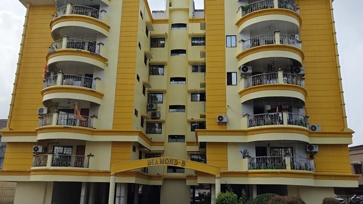 इसी बिल्ड़िंग में है रायपुर मिनार बार के मालिक अनिल राठौर का अपार्टमेंट इसी बिल्ड़िंग में है रायपुर मिनार बार के मालिक अनिल राठौर का अपार्टमेंट