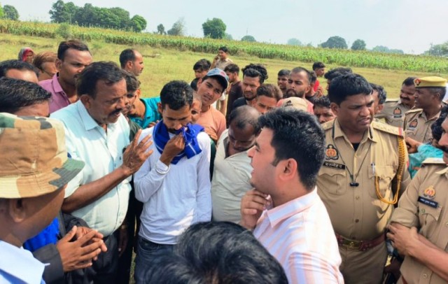 डॉ. अंबेडकर की खंडित प्रतिमा को लेकर विरोध जताते ग्रामीण और मौके पर मौजूद आलाधिकारी डॉ. अंबेडकर की खंडित प्रतिमा को लेकर विरोध जताते ग्रामीण और मौके पर मौजूद आलाधिकारी