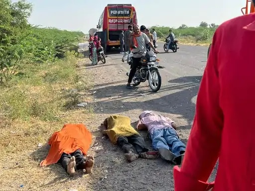 हादसे में 3 लोगों की मौके पर ही मौत हो गई। हादसे में 3 लोगों की मौके पर ही मौत हो गई।