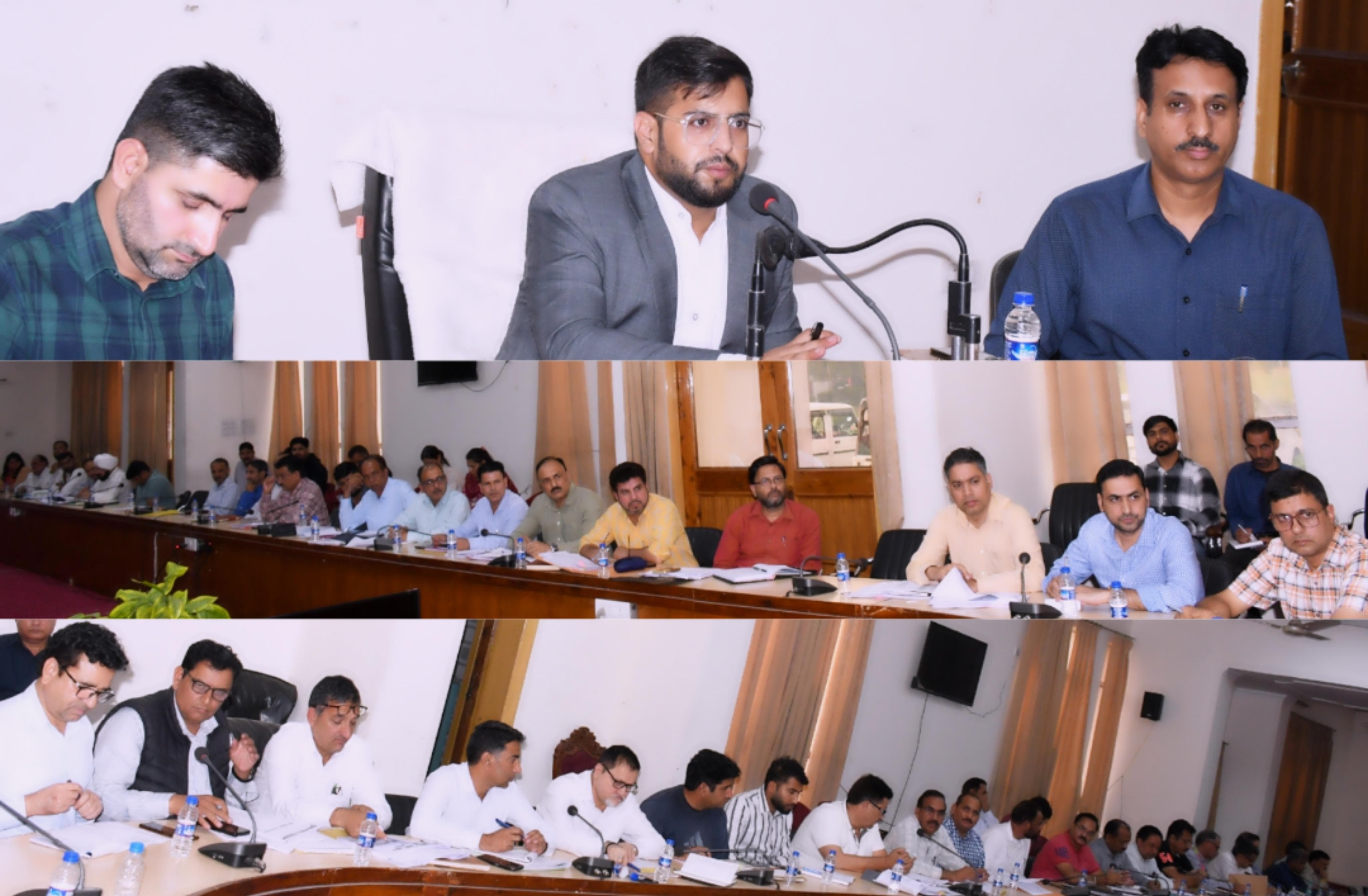 उपायुक्त ने राजौरी जिले में चल रही विकासात्मक परियोजनाओं की स्थिति की समीक्षा की उपायुक्त ने राजौरी जिले में चल रही विकासात्मक परियोजनाओं की स्थिति की समीक्षा की