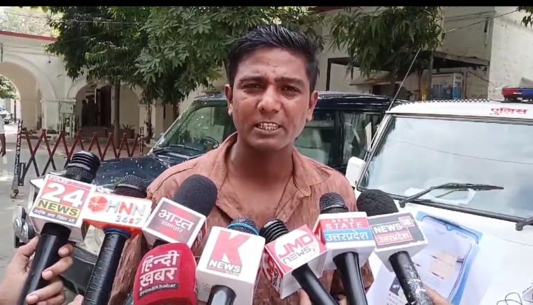 मीडिया के सामने दरोगा पर आरोप लगाया युवक मीडिया के सामने दरोगा पर आरोप लगाया युवक