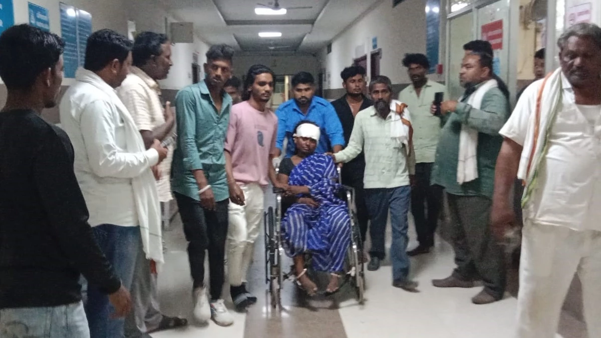 मजदूरों से भरी एक ट्रैक्टर ट्राली पलटी मजदूरों से भरी एक ट्रैक्टर ट्राली पलटी