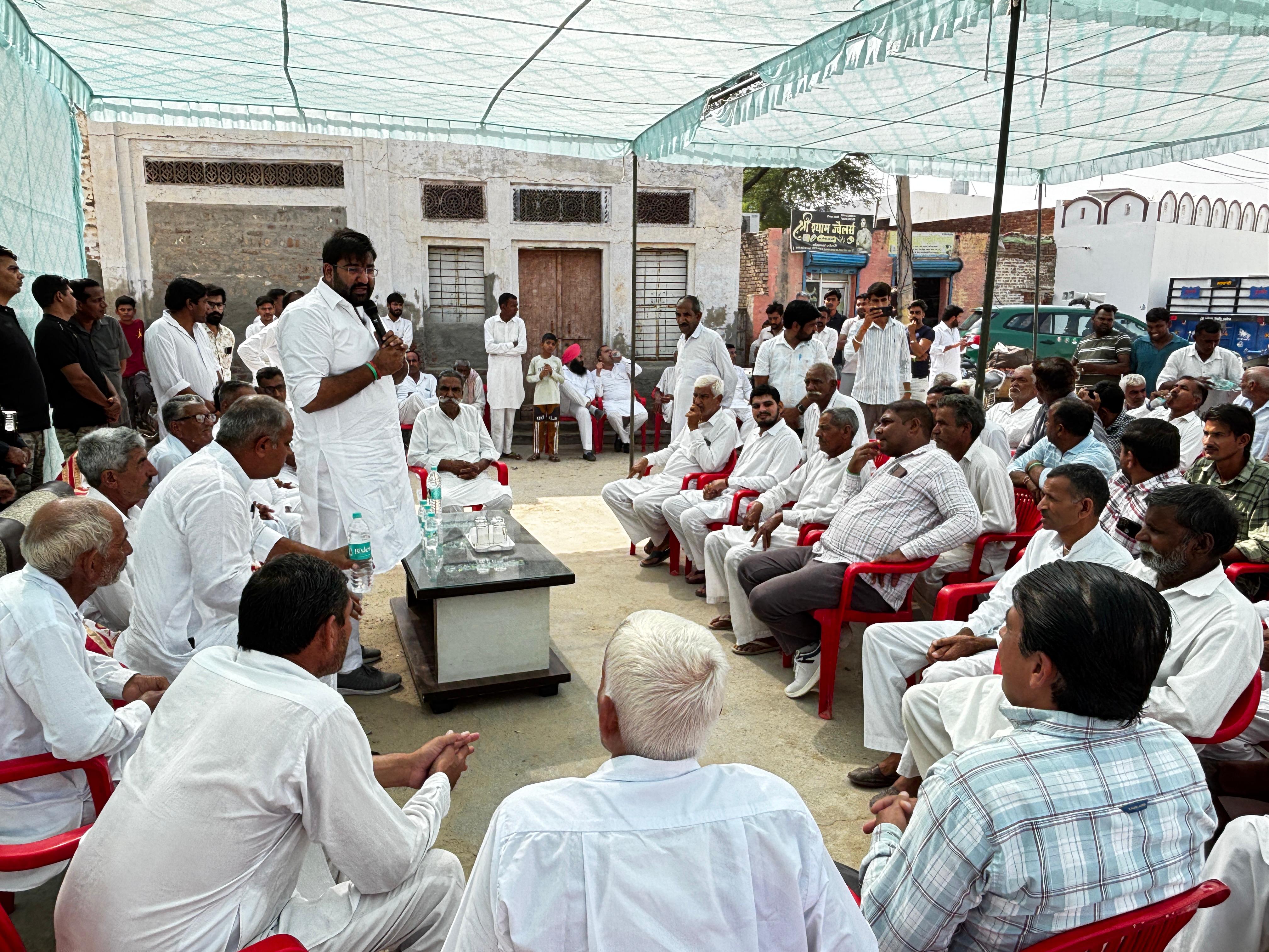 रानिया विधायक अर्जुन चौटाला हलके का धन्यवादी दौरे के दाैरान संबाेिधात करते् रानिया विधायक अर्जुन चौटाला हलके का धन्यवादी दौरे के दाैरान संबाेिधात करते्