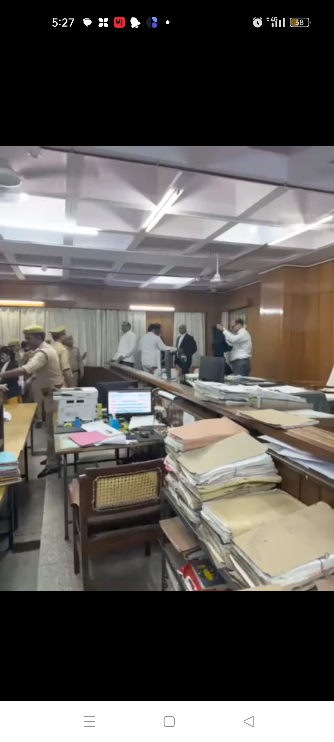 हंगामा करते अधिवक्ता हंगामा करते अधिवक्ता