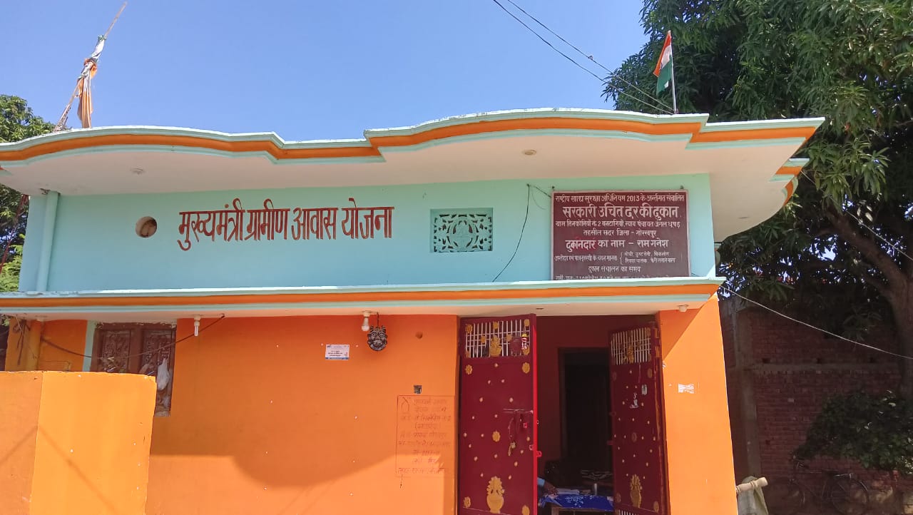 *सीएम की अगवानी को गांव सजाने में जुटे वनटांगिया समुदाय के लोग* *सीएम की अगवानी को गांव सजाने में जुटे वनटांगिया समुदाय के लोग*
