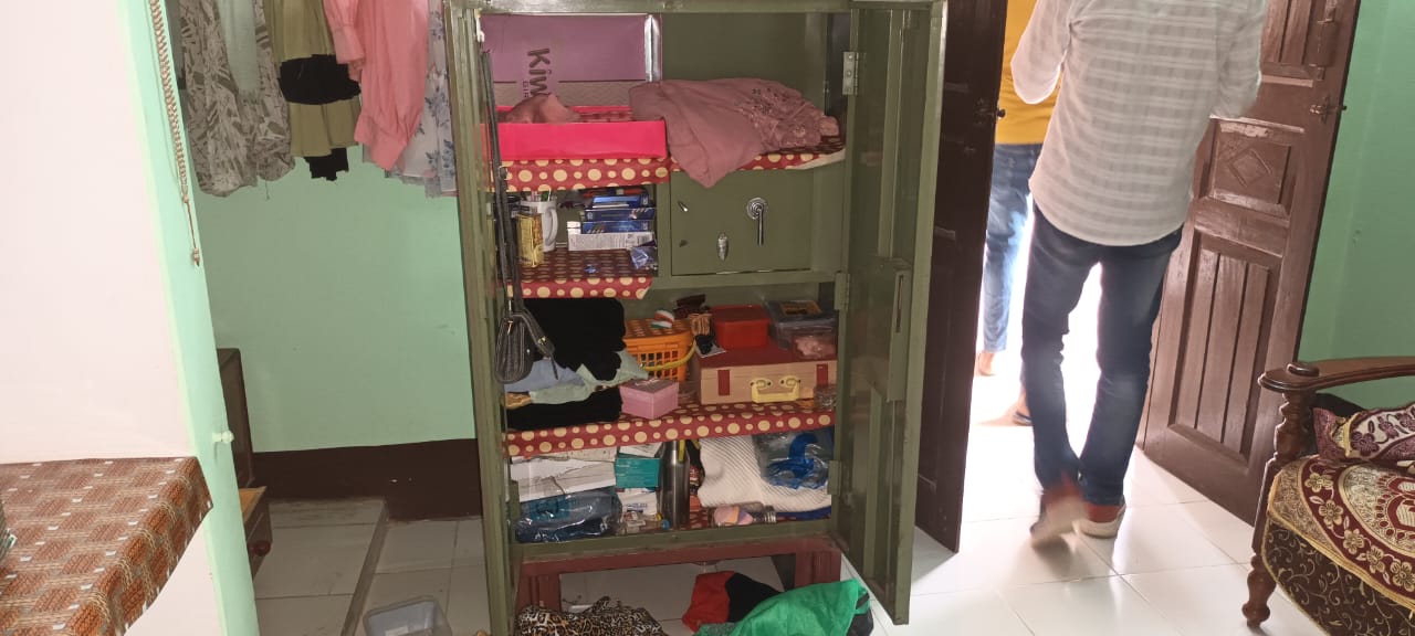 घर मे घुसकर बदमाशों ने बच्चे को चाकू की नोक पर रखकर साढ़े चार लाख की लूटे