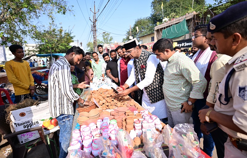 मिट्टी के दीपक खरीदते हुए मंत्री सारंग