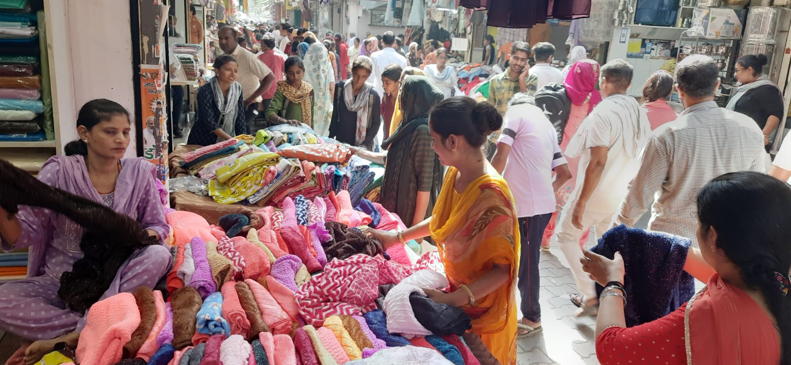 धनतेरस पर्व पर बर्तनों की खरीददारी करते हुए ग्राहक।