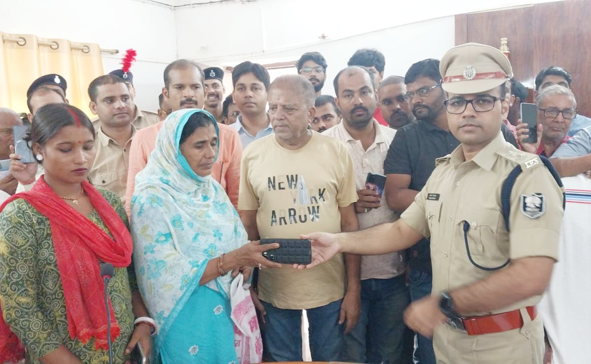 चोरी हुए मोबाइल वास्तविक धारको को लौटाते एसपी चोरी हुए मोबाइल वास्तविक धारको को लौटाते एसपी
