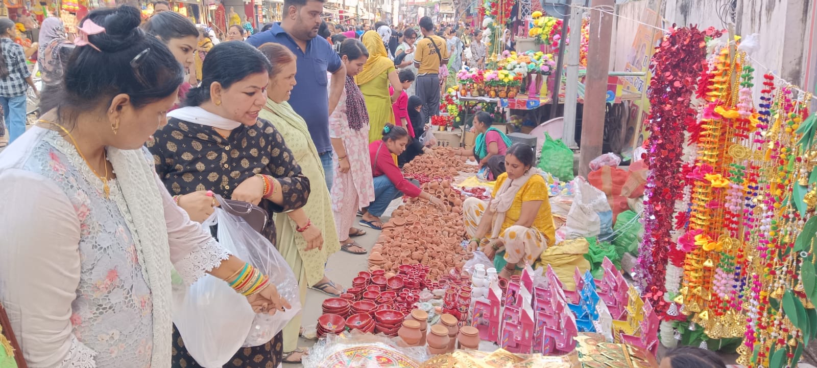 पीतलनगरी मुरादाबाद में मंगलवार को धनतेरस पर खरीदारी के लिए लाेगाें की भीड पीतलनगरी मुरादाबाद में मंगलवार को धनतेरस पर खरीदारी के लिए लाेगाें की भीड