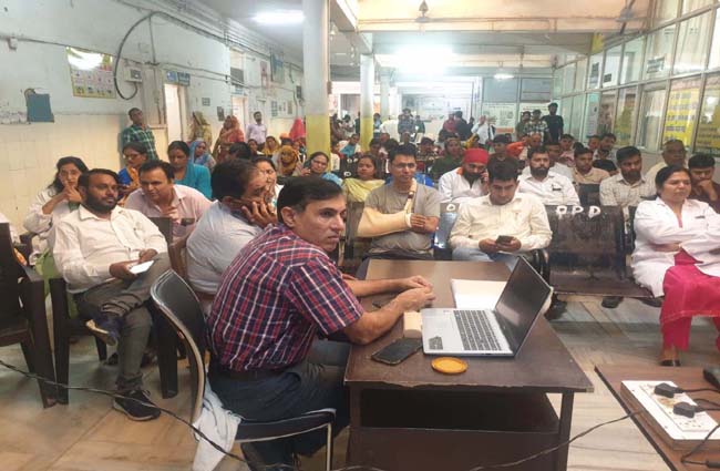 लाइव कार्यक्रम देखते स्वास्थ्य कर्मी व नागरिक। लाइव कार्यक्रम देखते स्वास्थ्य कर्मी व नागरिक।