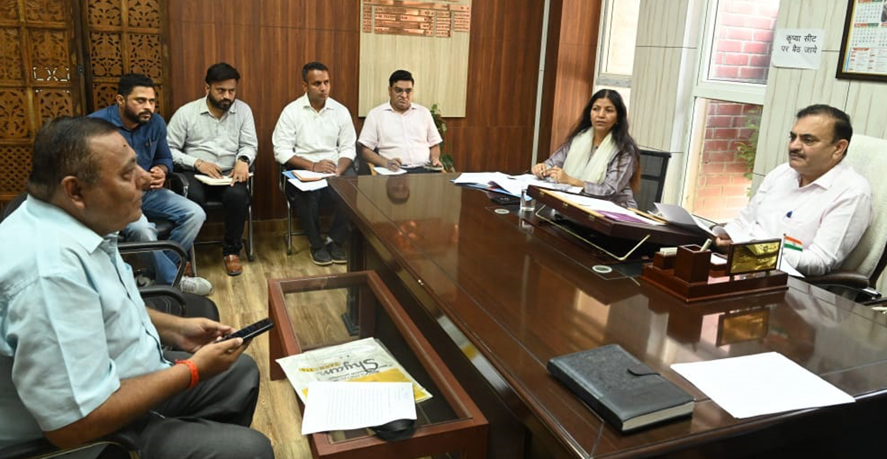 फोटो नंबर-03: गुरुग्राम नगर निगम में शिकायतें सुनते निगमायुक्त डा. नरहरि सिंह बांगड़। फोटो नंबर-03: गुरुग्राम नगर निगम में शिकायतें सुनते निगमायुक्त डा. नरहरि सिंह बांगड़।