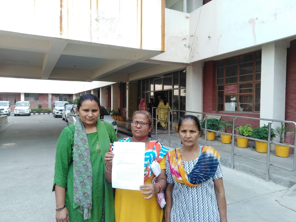 ज्ञापन सौंपते हुए मंच सदस्य। ज्ञापन सौंपते हुए मंच सदस्य।
