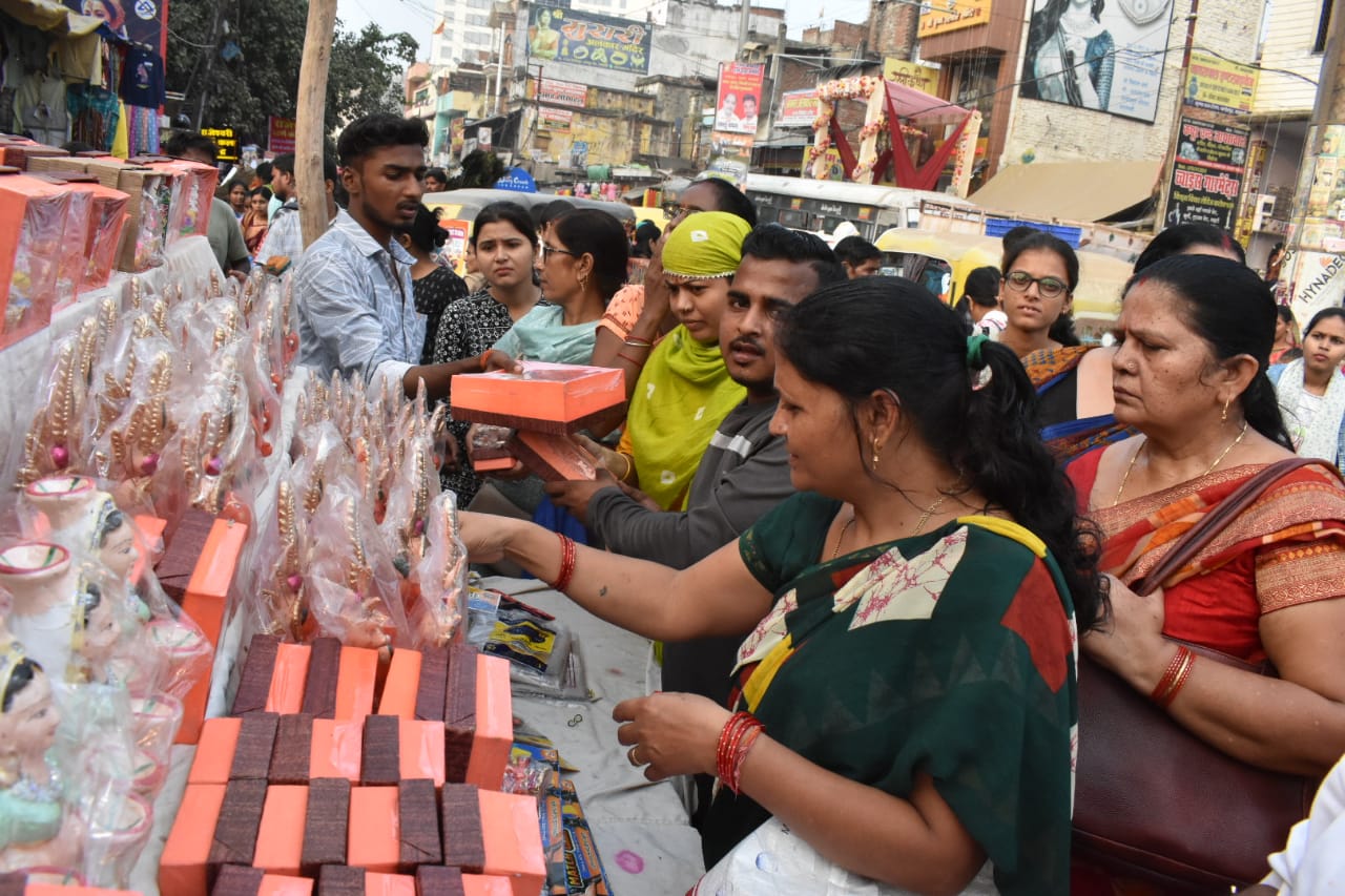 बाजारों में उमड़ी भीड़: फोटो बच्चा गुप्ता बाजारों में उमड़ी भीड़: फोटो बच्चा गुप्ता