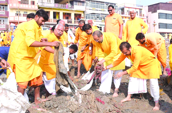 गंगा सफाई करते हुए गंगा सफाई करते हुए