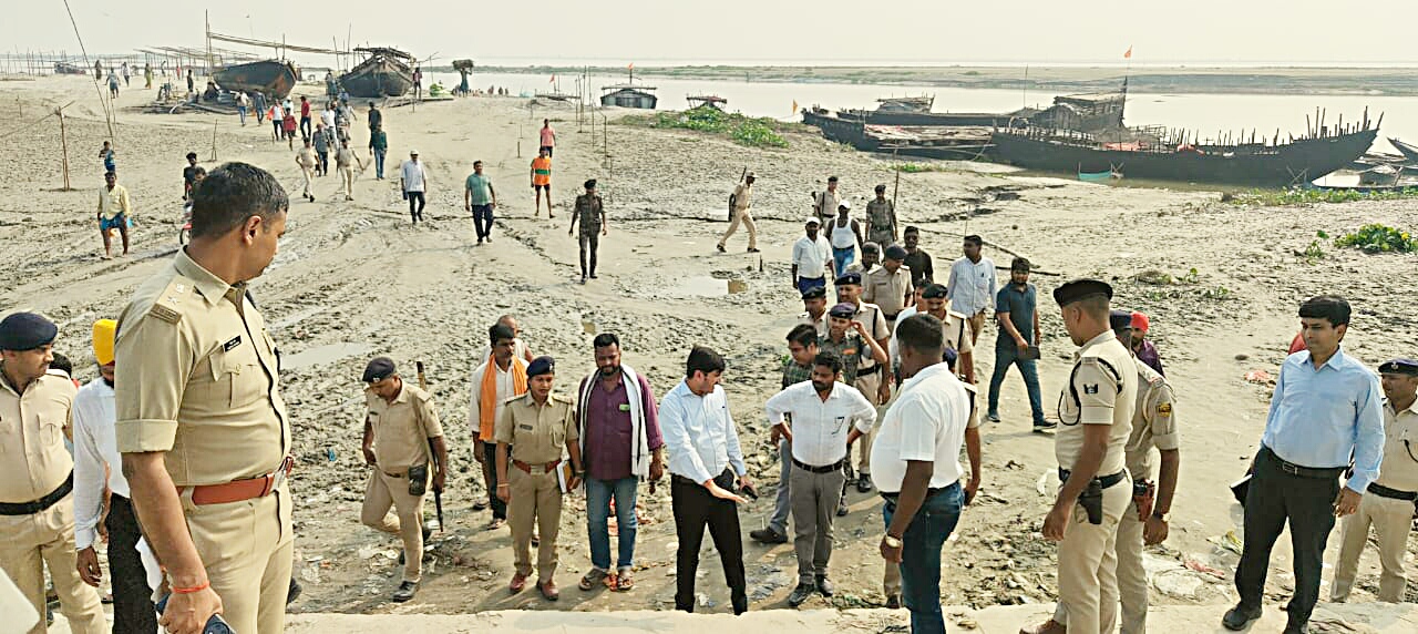 घाट का निरीक्षण करते हुए अधिकारी घाट का निरीक्षण करते हुए अधिकारी