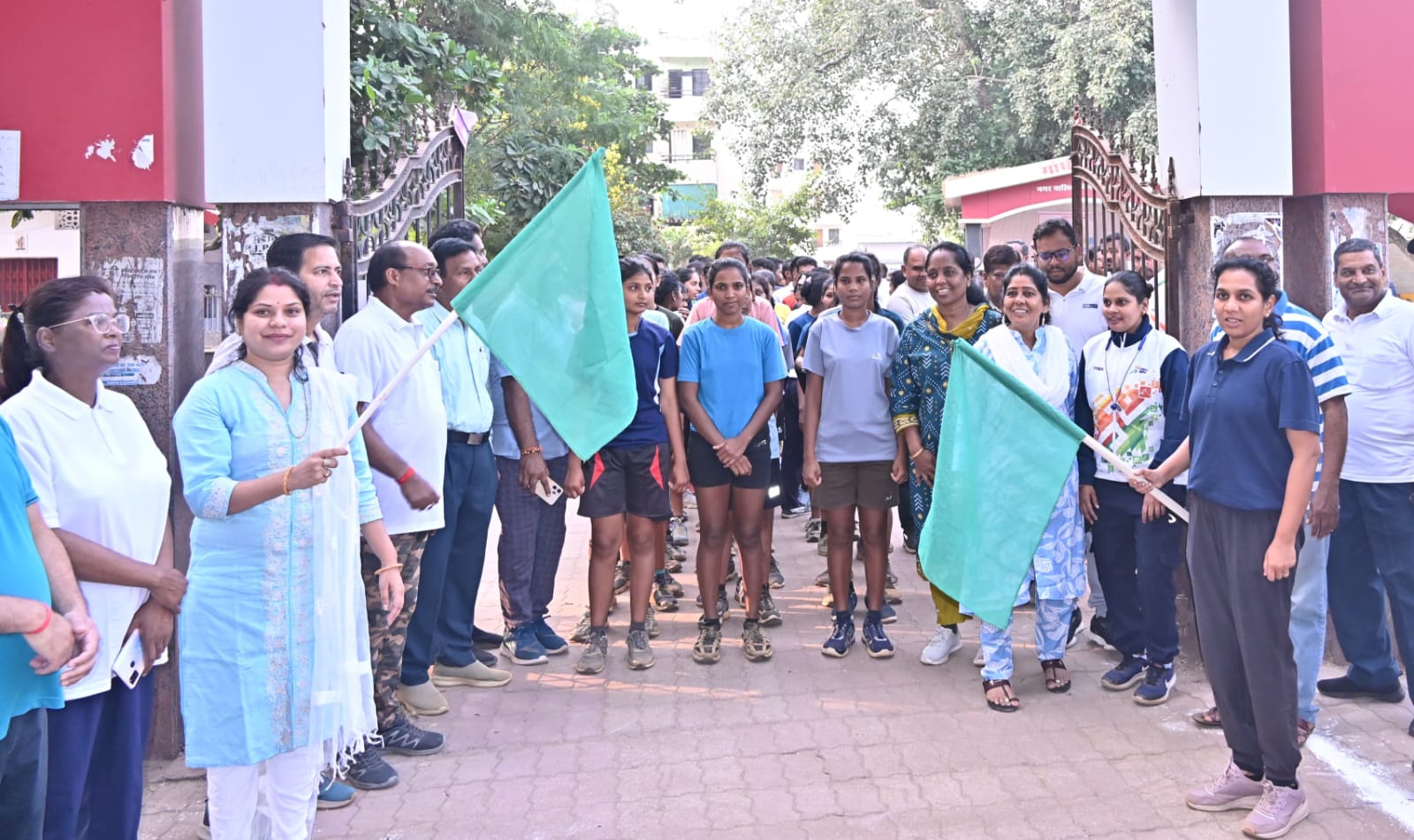 गांधी मैदान धमतरी से शुरू हुए इस दौड़ को हरी झंडी दिखाकर रवाना करते हुए कलेक्टर व अन्य। गांधी मैदान धमतरी से शुरू हुए इस दौड़ को हरी झंडी दिखाकर रवाना करते हुए कलेक्टर व अन्य।
