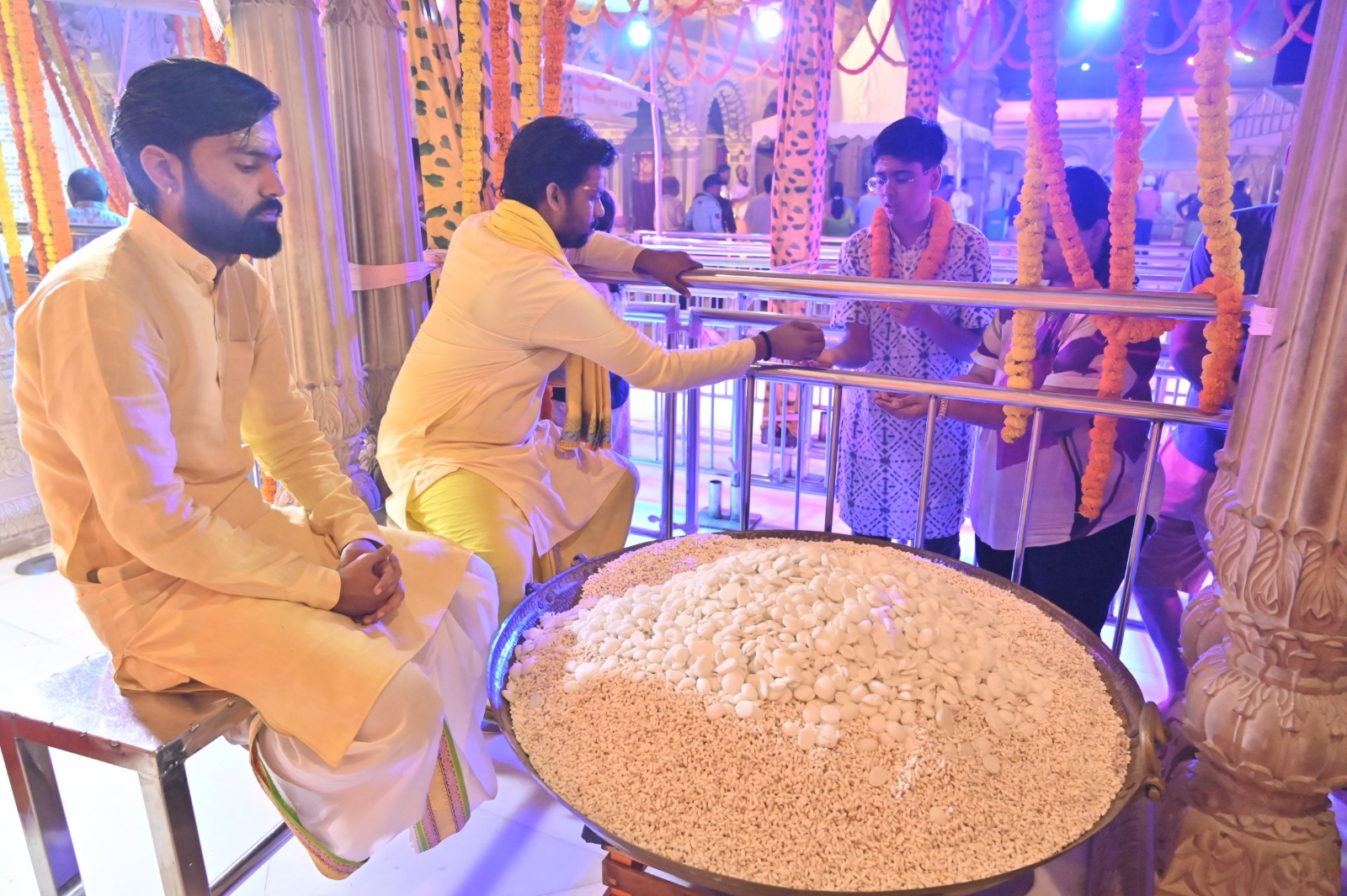 श्री काशी विश्वनाथ धाम के अन्नपूर्णा मंदिर में दर्शन पूजन करते श्रद्धालु: फोटो बच्चा गुप्ता श्री काशी विश्वनाथ धाम के अन्नपूर्णा मंदिर में दर्शन पूजन करते श्रद्धालु: फोटो बच्चा गुप्ता