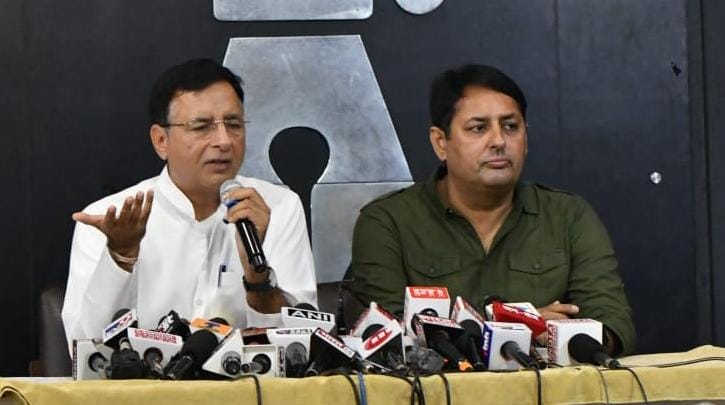 रणदीप सुरजेवाला चंडीगढ़ में पत्रकाराें से बातचीत करते हुए रणदीप सुरजेवाला चंडीगढ़ में पत्रकाराें से बातचीत करते हुए