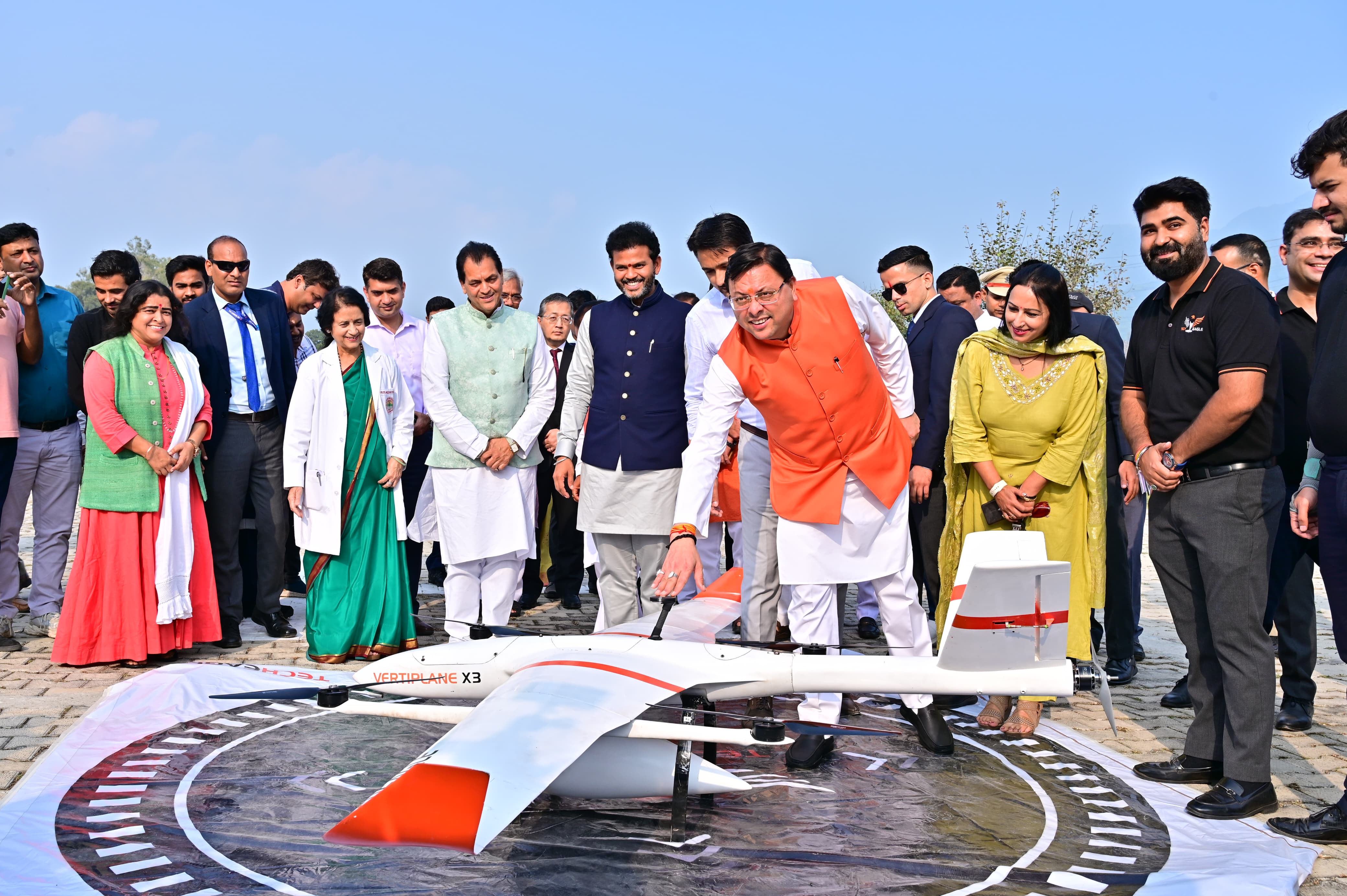 एम्स ऋषिकेश में हेली एम्बुलेंस सेवा उद्घाटन के अवसर पर मुख्यमंत्री पुष्कर सिंह धामी व अन्य। एम्स ऋषिकेश में हेली एम्बुलेंस सेवा उद्घाटन के अवसर पर मुख्यमंत्री पुष्कर सिंह धामी व अन्य।
