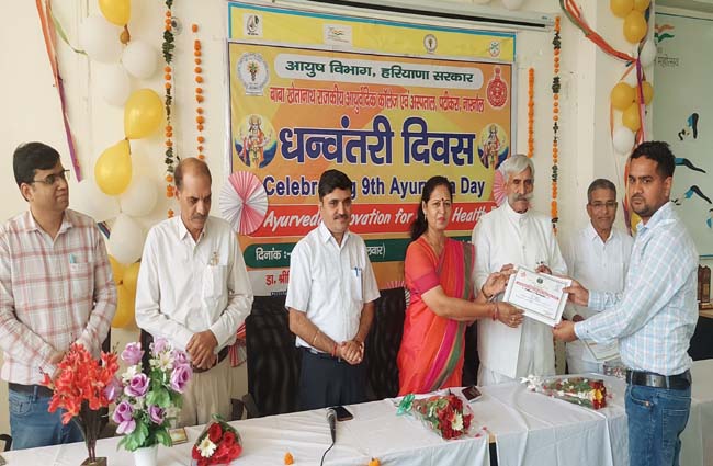 प्रतियोगिता के विजेता छात्रों को सम्मानित करती चेयरपर्सन कमलेश सैनी। प्रतियोगिता के विजेता छात्रों को सम्मानित करती चेयरपर्सन कमलेश सैनी।