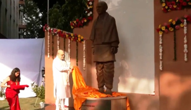 केंद्रीय गृह मंत्री अमित शाह मंगलवार को नई दिल्ली में स्थित जनगणना भवन में सरदार वल्लभभाई पटेल की प्रतिमा का अनावरण करते हुए केंद्रीय गृह मंत्री अमित शाह मंगलवार को नई दिल्ली में स्थित जनगणना भवन में सरदार वल्लभभाई पटेल की प्रतिमा का अनावरण करते हुए