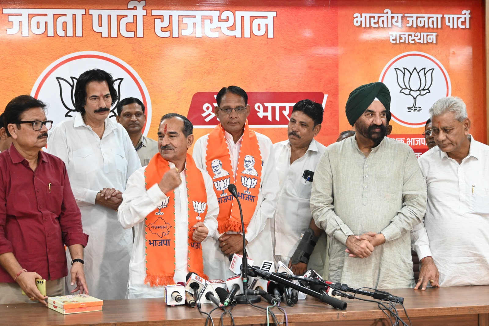 भाजपा प्रदेश अध्यक्ष मदन राठौड़ ने पूर्व विधायक देवेंद्र कटारा को ग्रहण करवाई पार्टी की सदस्यता भाजपा प्रदेश अध्यक्ष मदन राठौड़ ने पूर्व विधायक देवेंद्र कटारा को ग्रहण करवाई पार्टी की सदस्यता