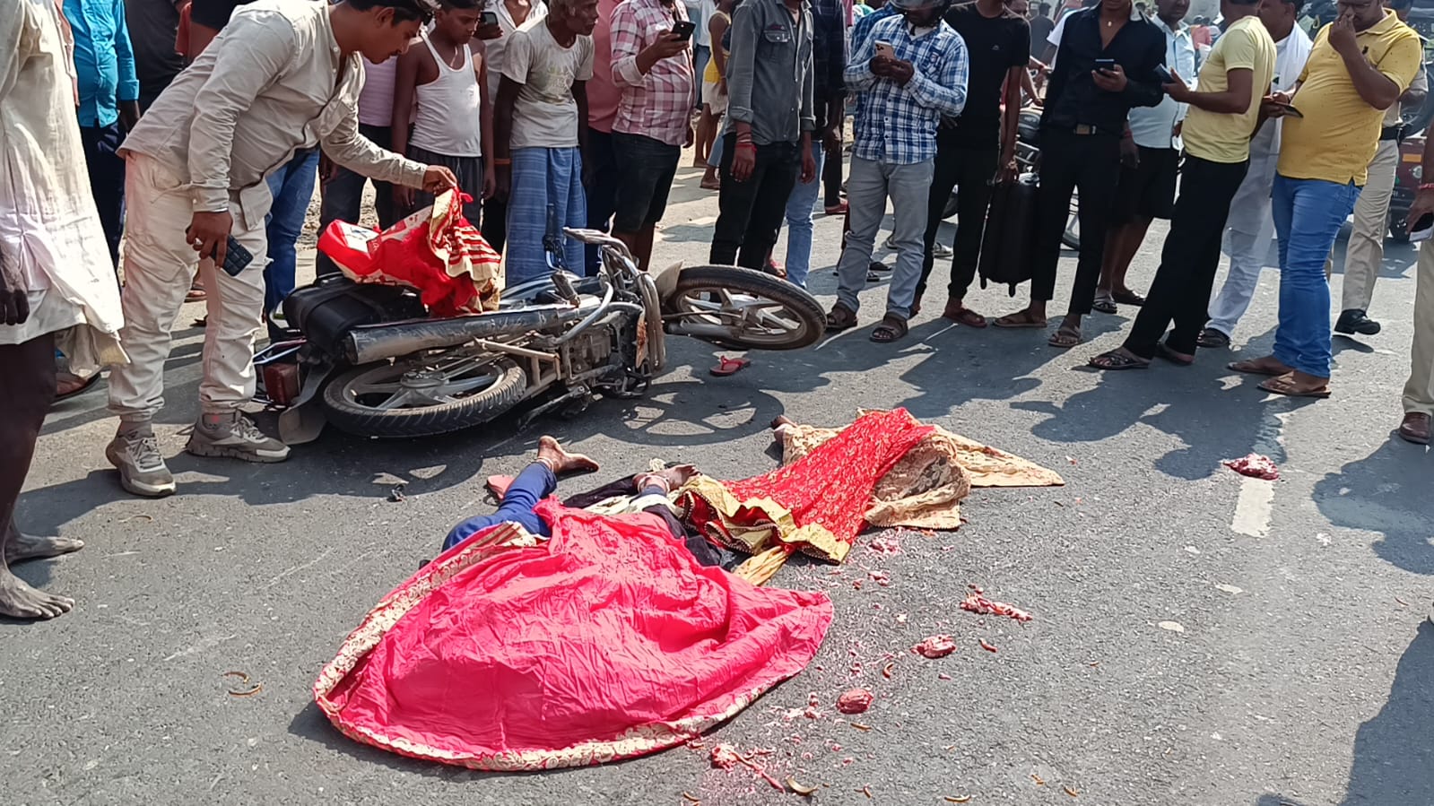 घटना के बाद सड़क पर पड़ा शव घटना के बाद सड़क पर पड़ा शव
