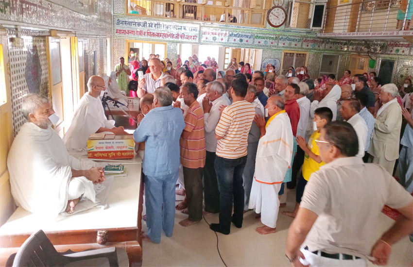 29 Snp- सोनीपत: नेपाल केसरी, राष्ट्र संत और मानव मिलन के संस्थापक डॉ श्री मणिभद्र मुनि जी महाराज से आशीर्वाद लेते हुए श्रावक 29 Snp- सोनीपत: नेपाल केसरी, राष्ट्र संत और मानव मिलन के संस्थापक डॉ श्री मणिभद्र मुनि जी महाराज से आशीर्वाद लेते हुए श्रावक