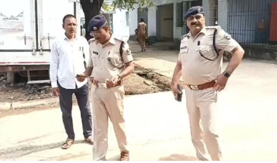 जांच करती पुलिस जांच करती पुलिस
