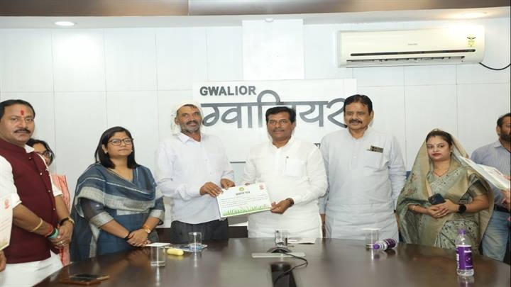 किसानों को सीएम किसान कल्याण योजना के स्वीकृति पत्र सौंपे गए किसानों को सीएम किसान कल्याण योजना के स्वीकृति पत्र सौंपे गए