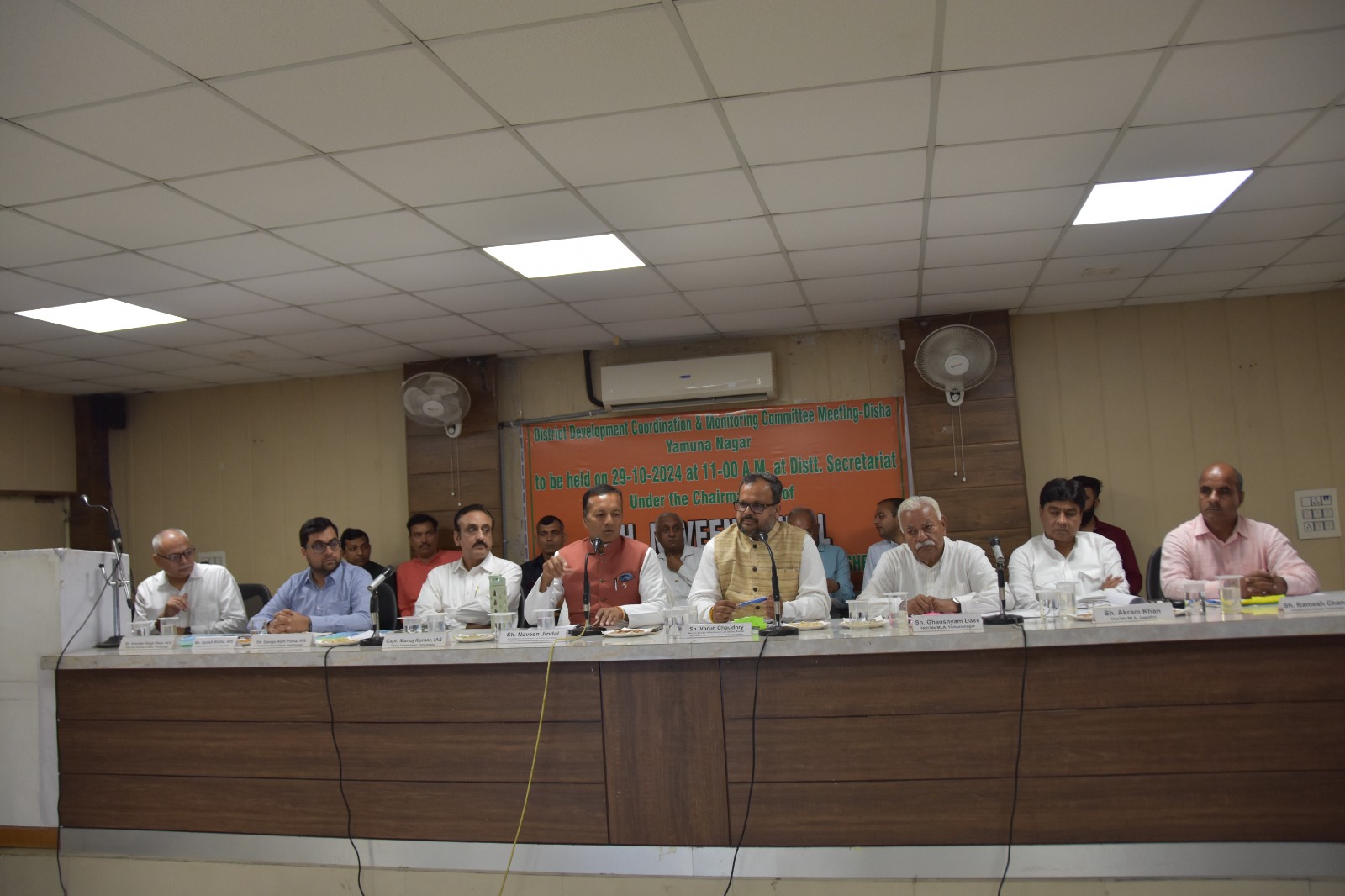 बैठक लेते हुए सांसद नवीन जिंदल बैठक लेते हुए सांसद नवीन जिंदल